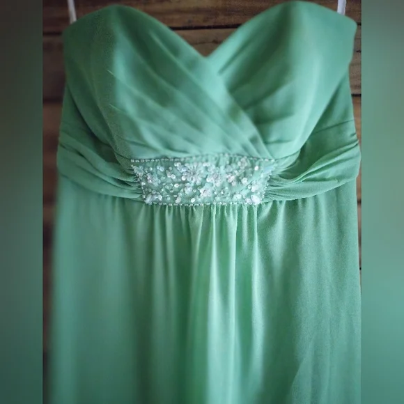 BEAUTIFUL LIGHT GREEN EVENT DRESS - Picture 3 of 6